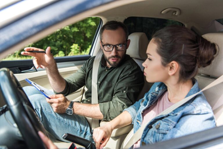 Fahrlehrer werden als Quereinsteiger: Weg, Kosten, Förderung
