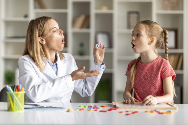 Logopädie-Ausbildung für Quereinsteiger: Umschulung zur Logopädin