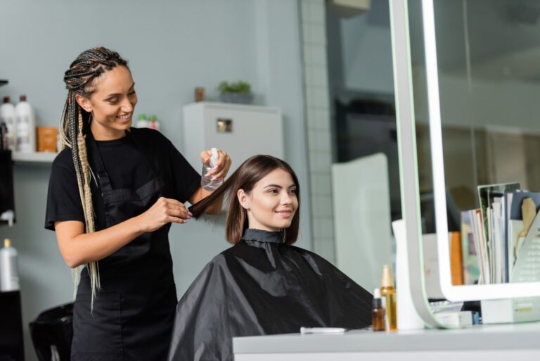 Umschulung Friseur/-in: Quereinstieg, Abendschule und Förderung