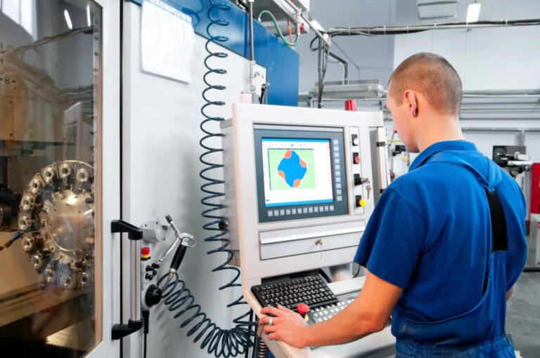 Umschulung Zerspanungsmechaniker: Quereinstieg in 2 Jahren 4 Monaten